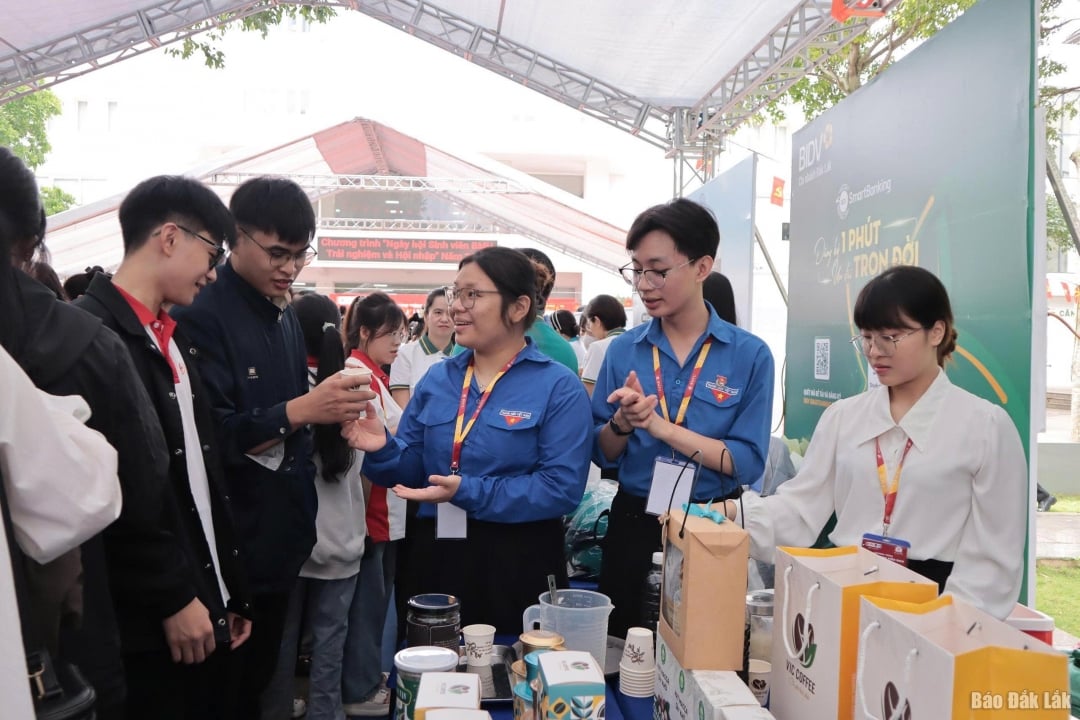 Sinh viên tham gia trải nghiệm tại ngày hội.