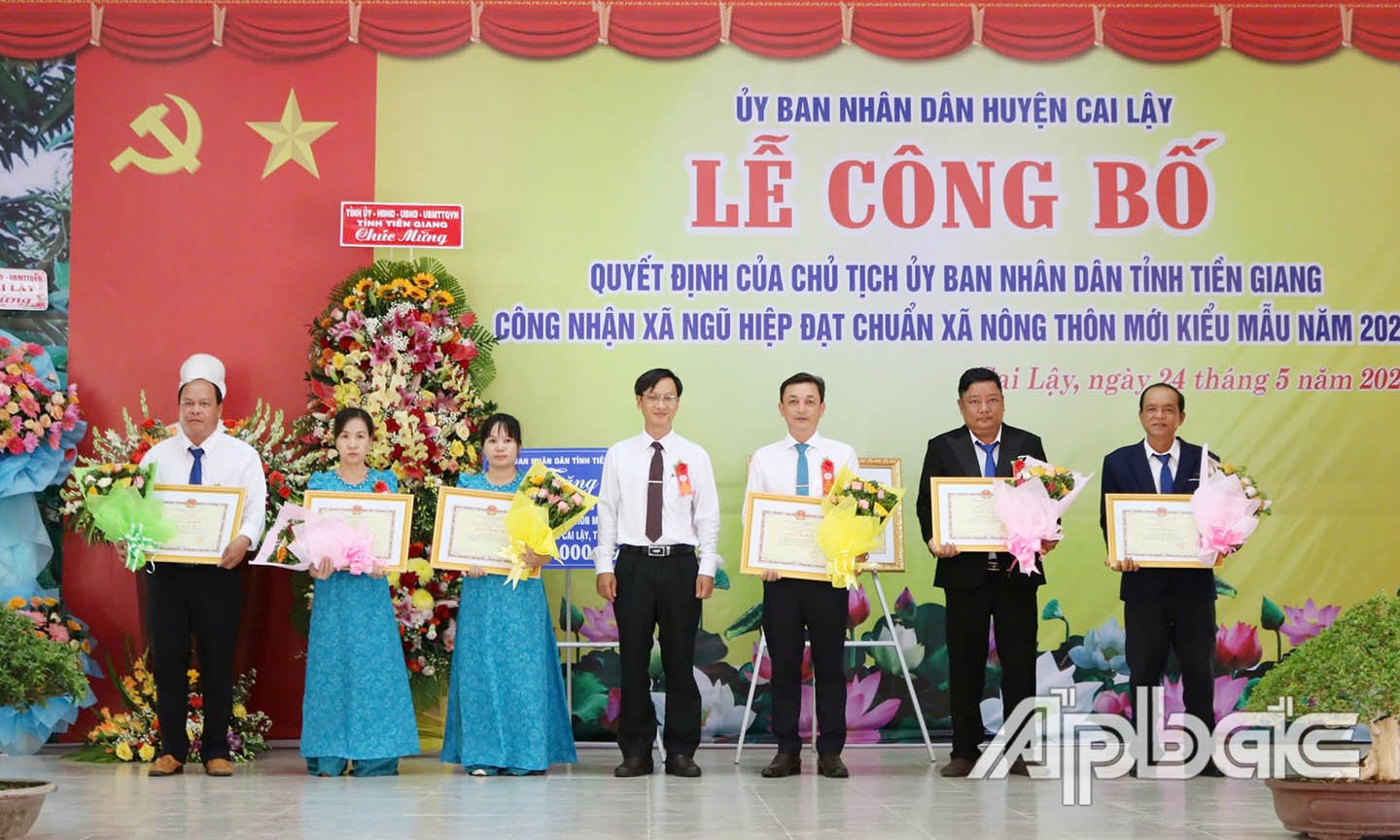 Ông Huỳnh Vũ Phương, Phó Bí thư Huyện ủy, Chủ tịch UBND huyện trao giấy khen của UBND huyện Cai Lậy cho các cá nhân.