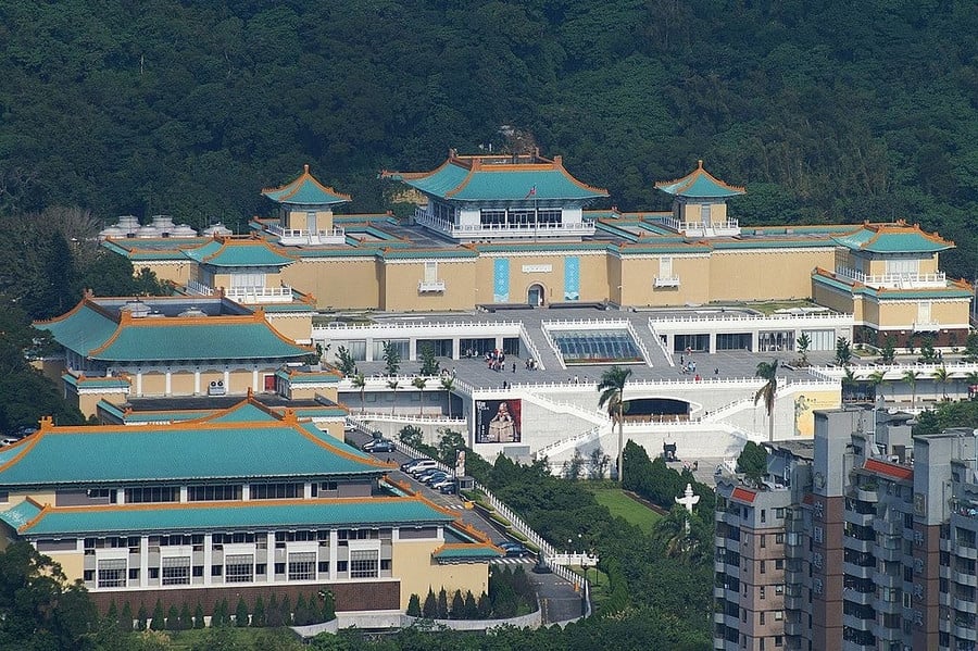 1024px-nationalpalace-museumfron.jpg