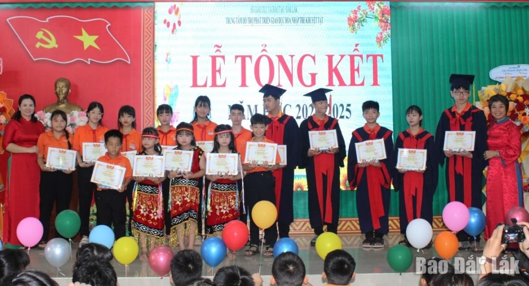 Học sinh xuất sắc nhận khen thưởng tại buổi lễ.