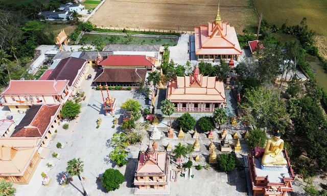Độc đáo chùa Khmer miền Tây: Sala bằng gỗ quý từ Campuchia đưa về theo đường biển- Ảnh 1.