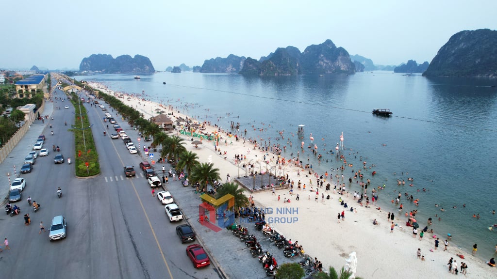 Bãi tắm TTP Khu đô thị Green Dragon City, TP Cẩm Phả thu hút người dân và du khách.