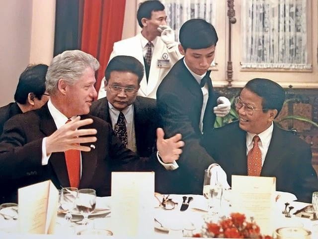 Chủ tịch nước Trần Đức Lương trao đổi với Tổng thống Bill Clinton tại tiệc chiêu đãi nhân chuyến thăm của Tổng thống Mỹ tới VN, tháng 11.2000