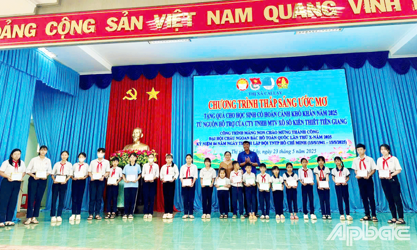 Ban Tổ chức đã trao 120 phần quà cho 120 em học sinh có hoàn cảnh khó khăn trên địa bàn thị xã