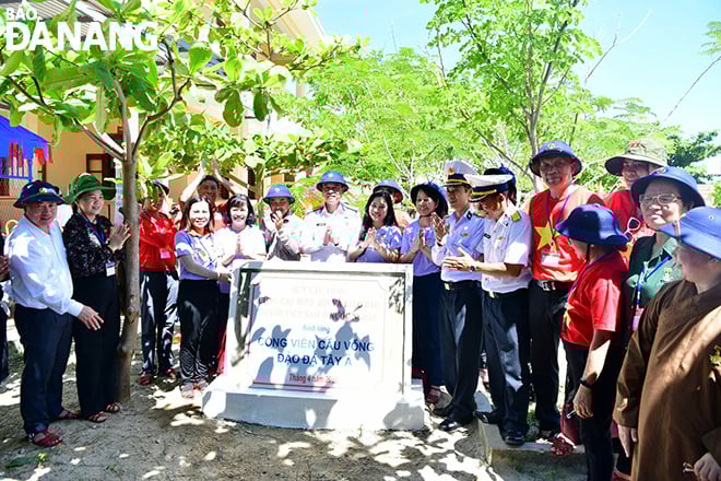 GS Lê Nguyễn Minh Phương (thứ 8, từ trái qua) cùng chiến sĩ và các mạnh thường quân khánh thành công viên Cầu vồng tại Đảo Đá Tây A. Ảnh: H.V