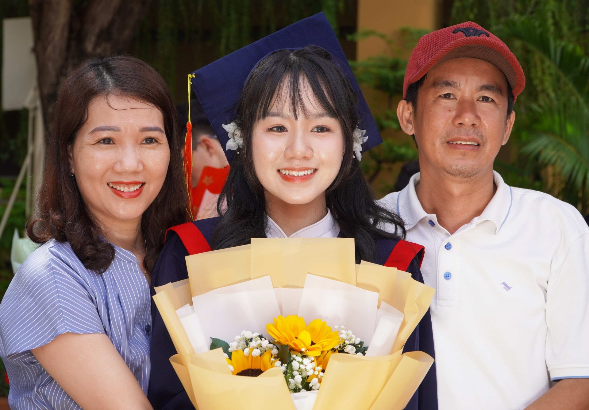 Nữ sinh lớp 12 bật khóc trong lễ tri ân: Em không muốn đơn độc nữa... - 19