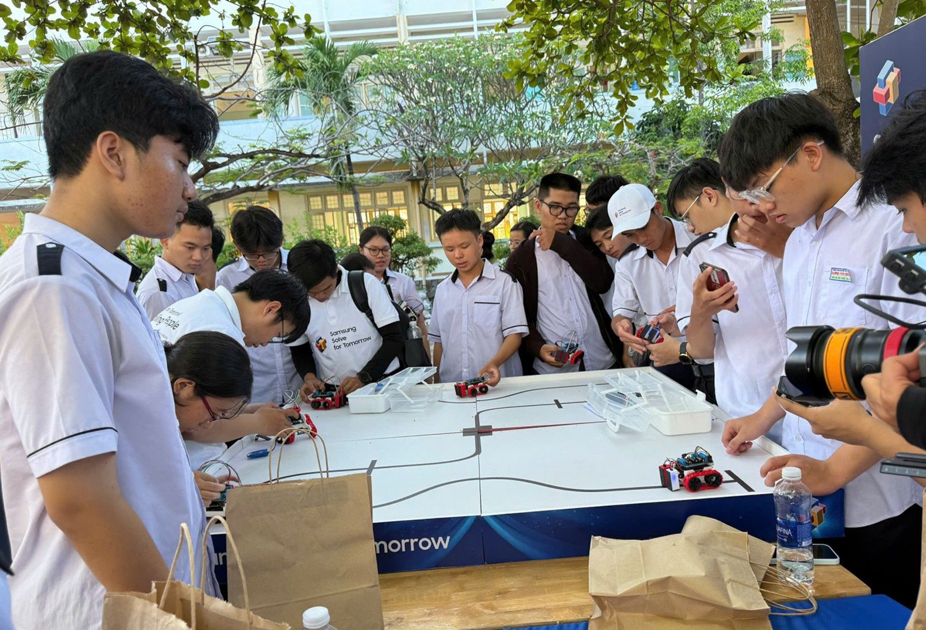 นักเรียนของโรงเรียนมัธยมศึกษา Luong Van Chanh สำหรับผู้มีความสามารถพิเศษเข้าร่วมกิจกรรม STEM ภาพโดย: XUAN TRINH