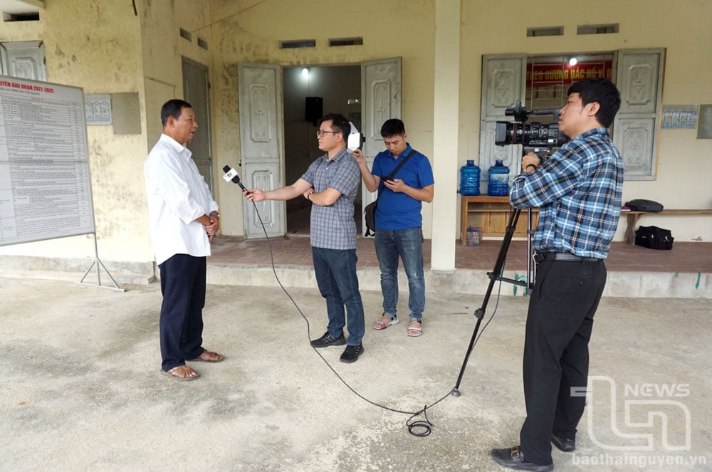 Thai Nguyen reporters and journalists working at the facility.