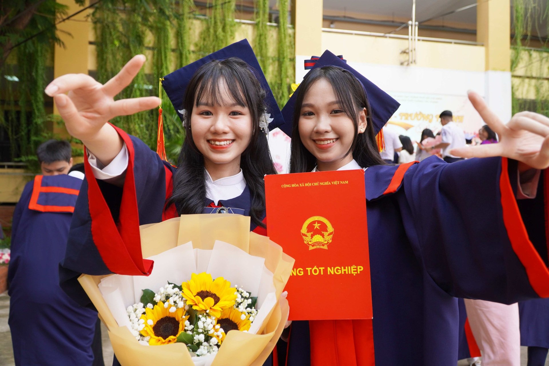 Nữ sinh lớp 12 bật khóc trong lễ tri ân: Em không muốn đơn độc nữa... - 20