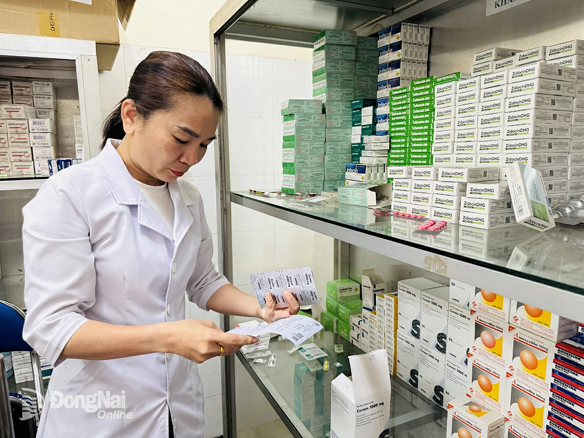 Le personnel médical prépare des médicaments sur ordonnance à administrer aux patients dans un établissement médical de la province.    