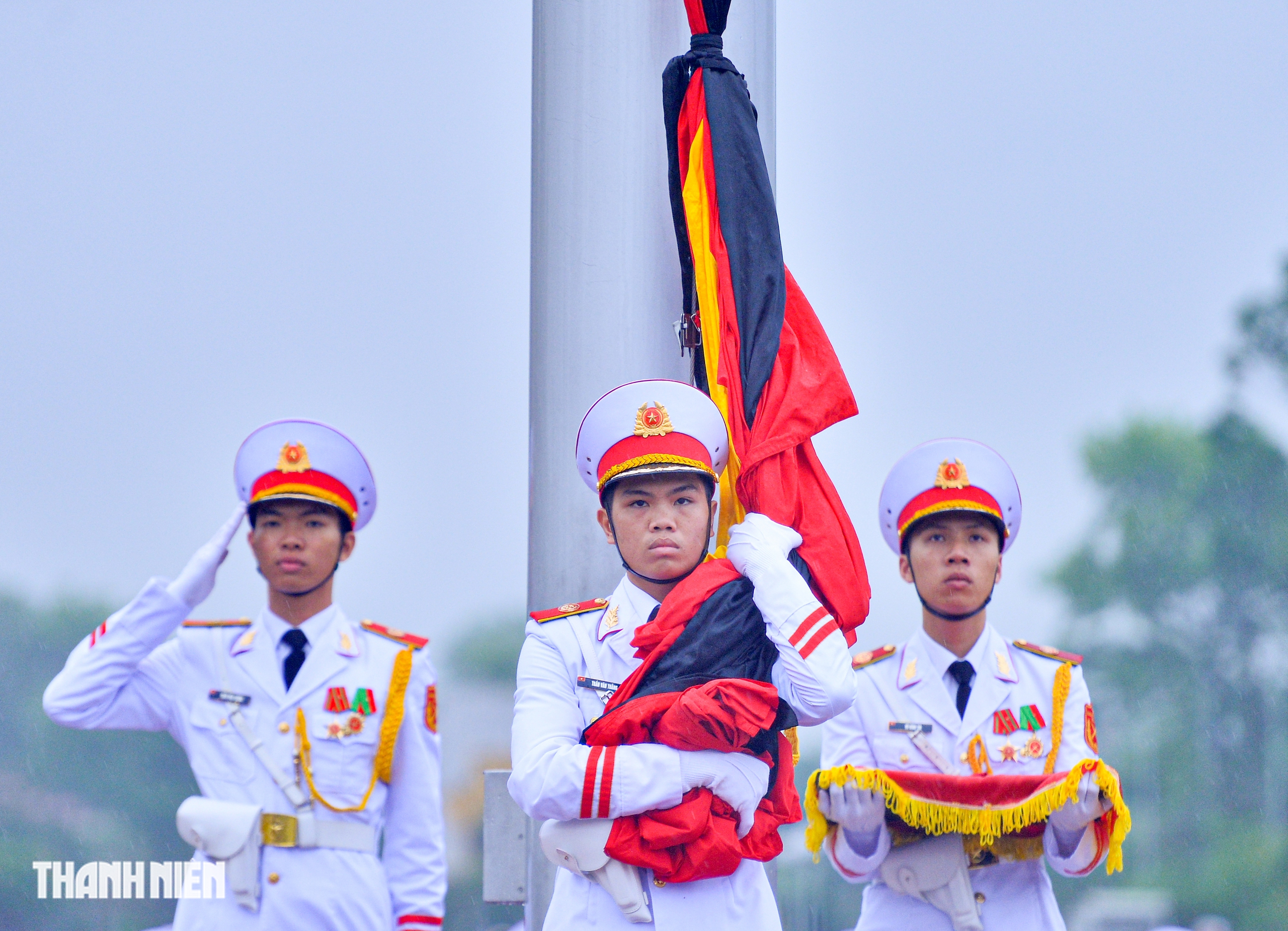 Ceremonia de izamiento de la bandera para el funeral de Estado del expresidente Tran Duc Luong bajo la lluvia