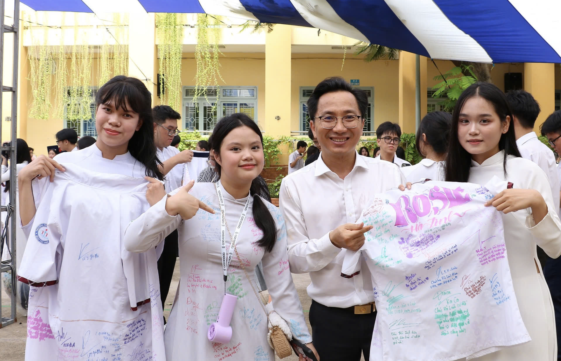 Nữ sinh lớp 12 bật khóc trong lễ tri ân: Em không muốn đơn độc nữa... - 14