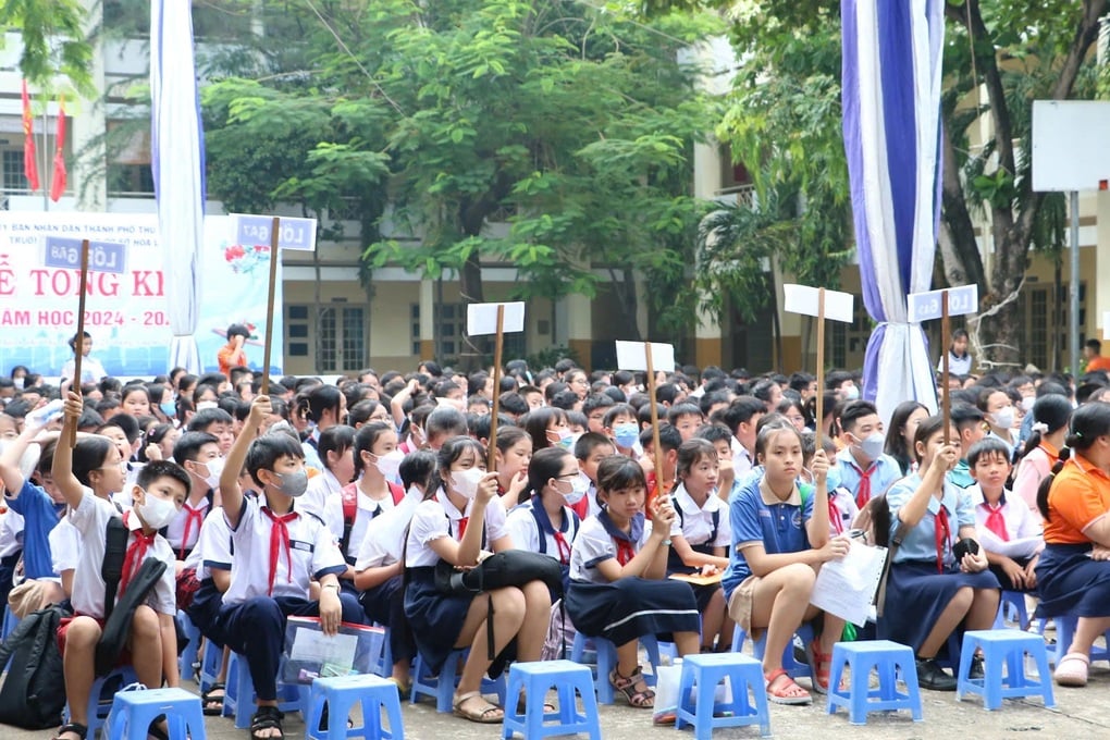 Gãy tay, học sinh thành phố trong lòng thành phố vẫn tranh suất vào lớp 6 - 1