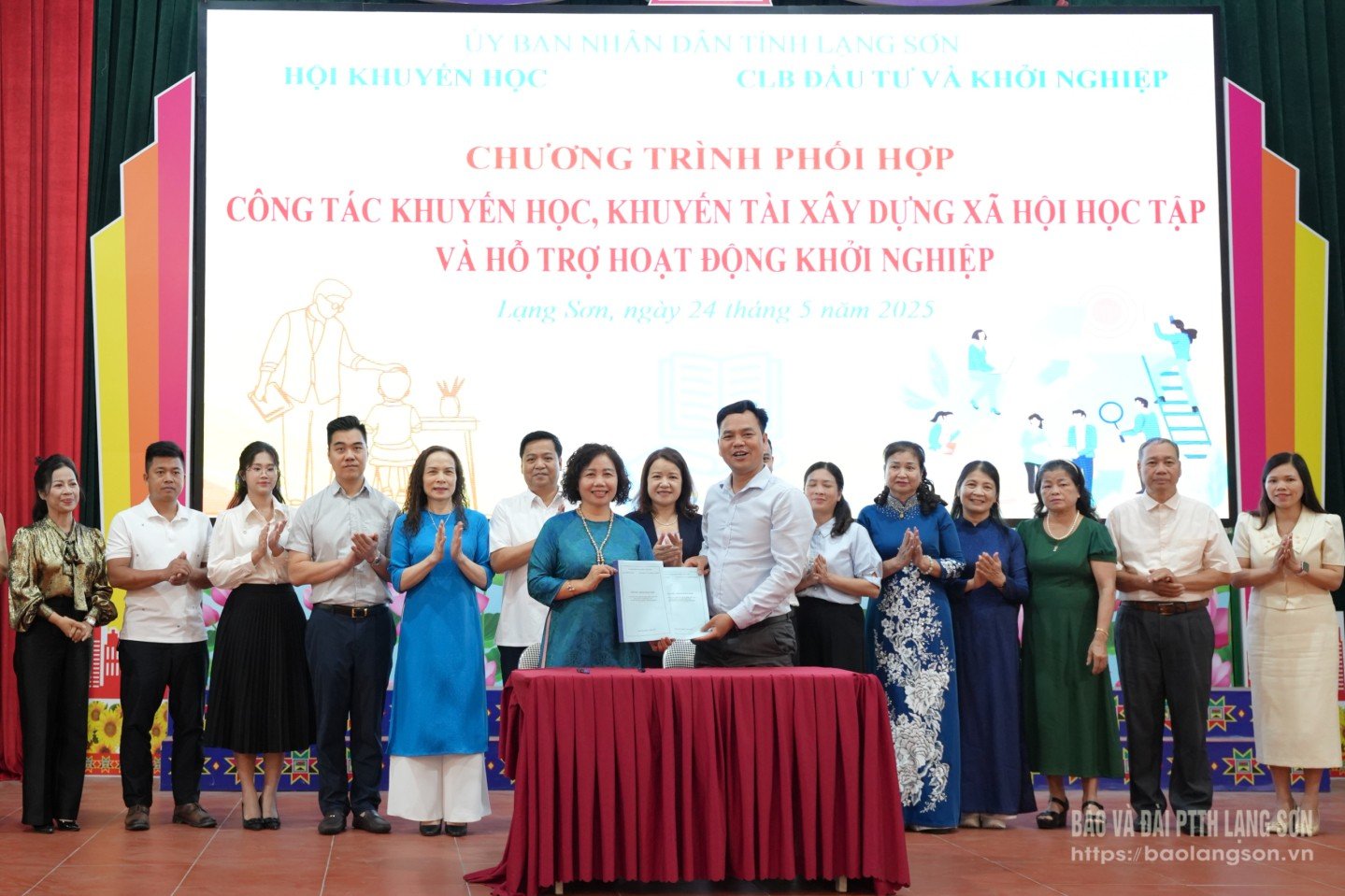 ตัวแทนสมาคมส่งเสริมการศึกษาประจำจังหวัดและสโมสรการลงทุนและเริ่มต้นธุรกิจของจังหวัดลางซอนลงนามข้อตกลงความร่วมมือ