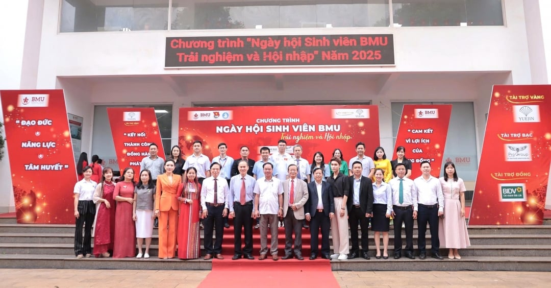 Các đại biểu tham dự ngày hội chụp hình lưu niệm.