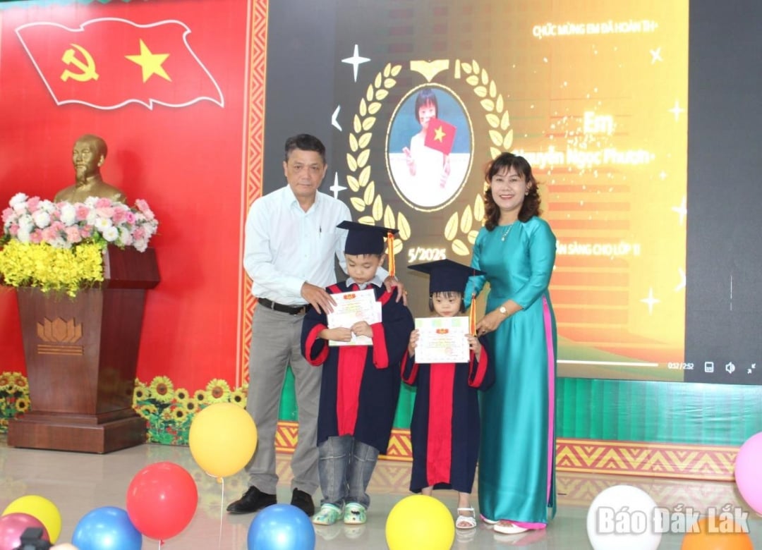 Các em học sinh hoàn thành chương trình Mầm non nhận giấy chứng nhận và quà tại buổi lễ.