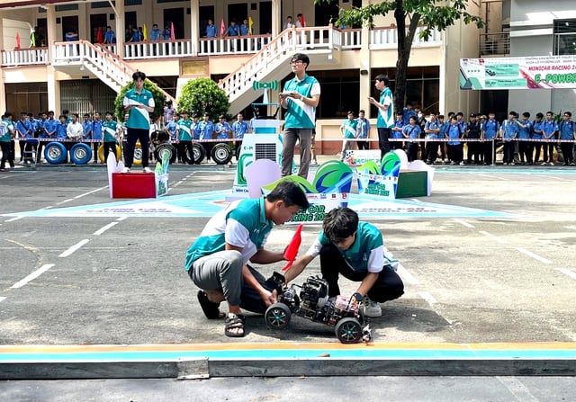 Nghẹt thở với cuộc đua ô tô mô hình, nhiều 