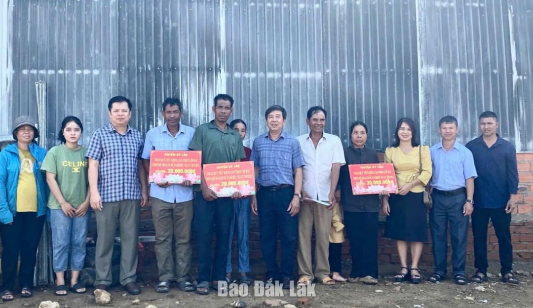 Đoàn thăm hỏi và trao tiền hỗ trợ cho 3 gia đình bị thiệt hại do hỏa hoạn tại xã Bông Krang.