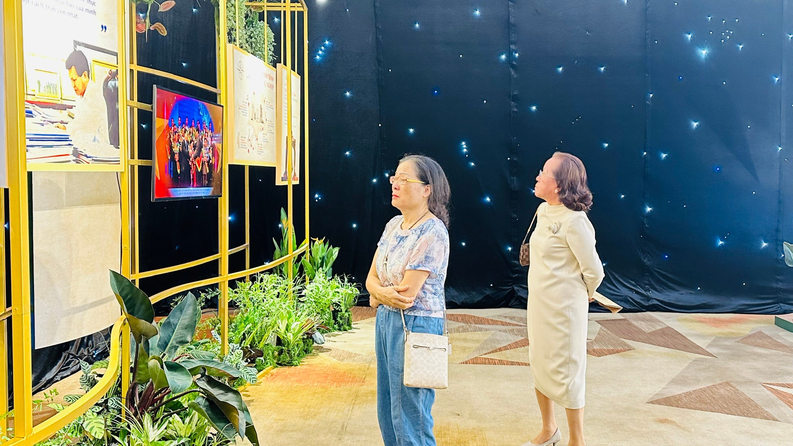 Người dân xem triển lãm 