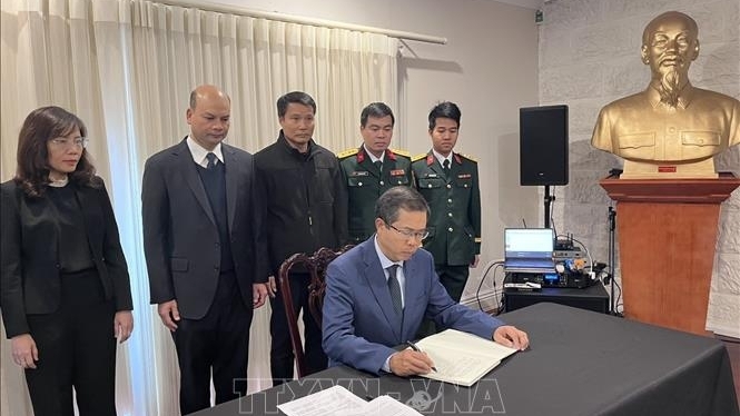 De Vietnamese ambassade in Australië opende een condoleanceregister en hield een herdenkingsdienst v