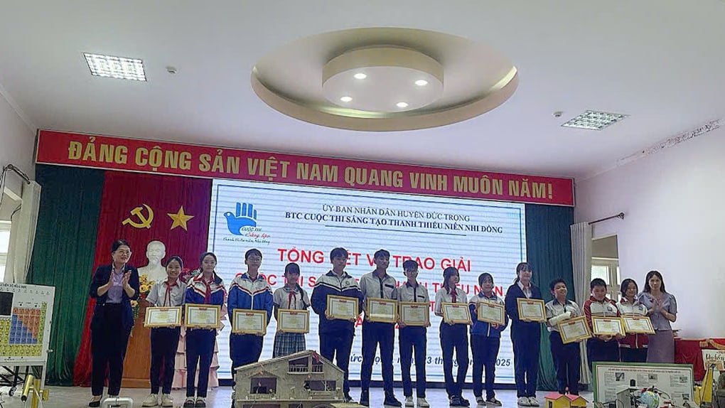 Trao giải cho các thí sinh