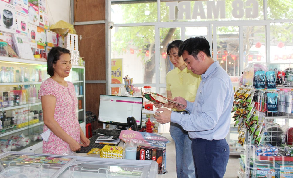 Hong Tien Ward (ទីក្រុង Pho Yen) បច្ចុប្បន្នមានហាងលក់គ្រឿងទេស ភោជនីយដ្ឋាន អាហារដ្ឋាន អាជីវកម្មម៉ូដ សម្ភារៈសំណង់... ជាង 600 ដែលកំពុងដំណើរការប្រកបដោយប្រសិទ្ធភាព។