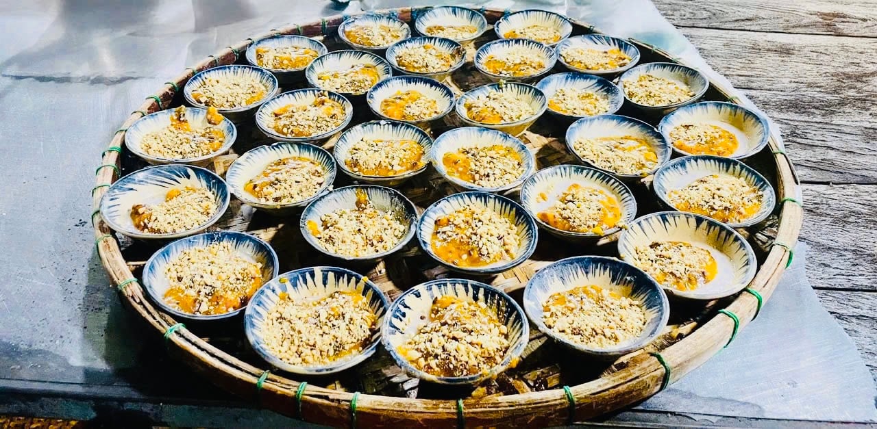 The rustic and simple Banh Beo Lo Cui dish is sought out by many diners. Photo: H.V