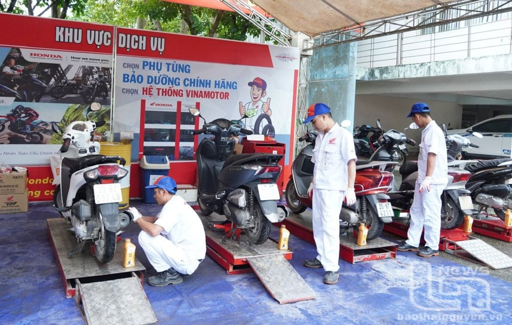 បុគ្គលិកនៃក្រុមហ៊ុន Thai Nguyen Motorcycle Service and Trading Company Limited ប្តូរប្រេងដោយឥតគិតថ្លៃសម្រាប់បុគ្គលិកនៃក្រុមហ៊ុន Thai Nguyen Clean Water Joint Stock Company។