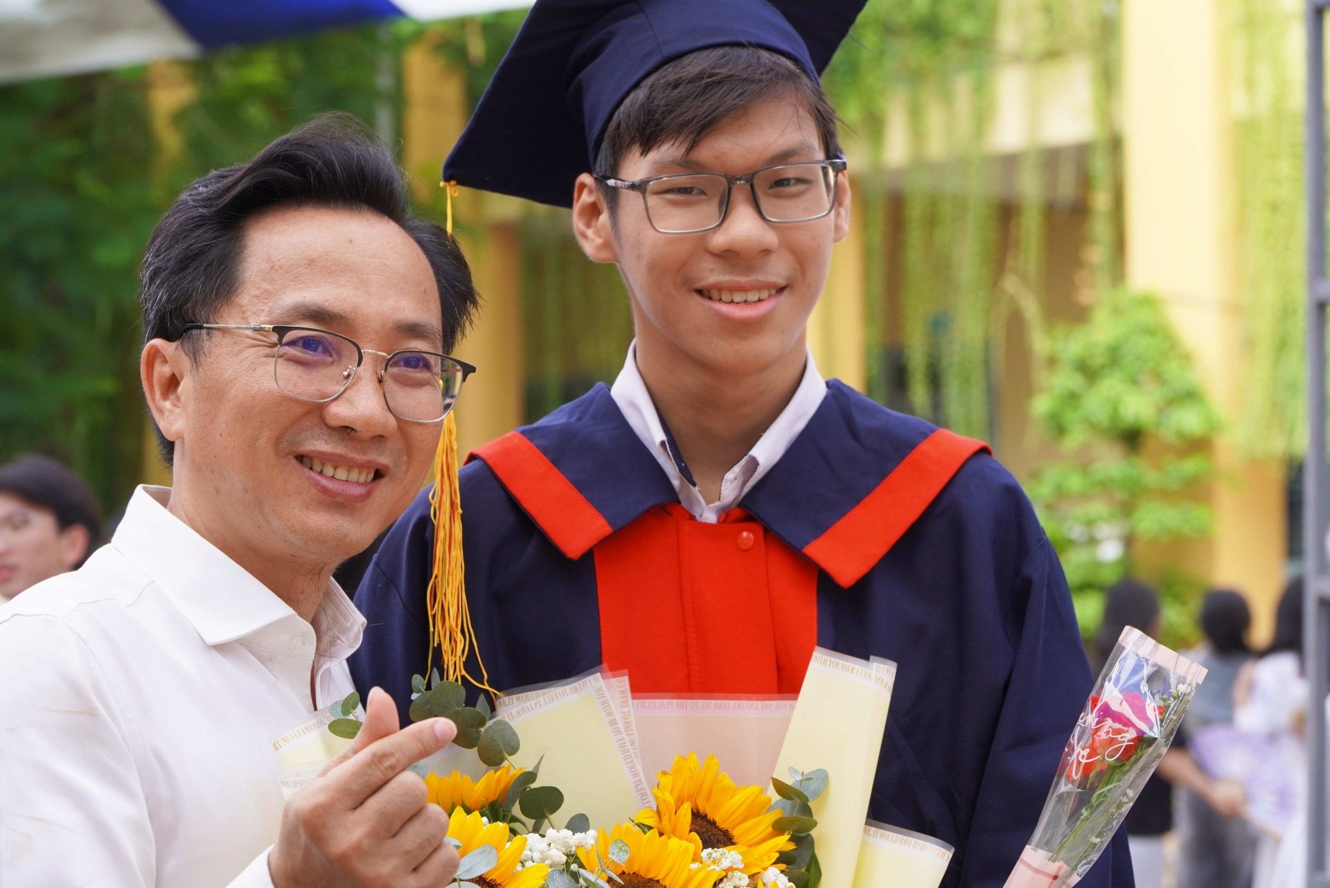 Nữ sinh lớp 12 bật khóc trong lễ tri ân: Em không muốn đơn độc nữa... - 11