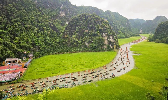 Tôn vinh vẻ đẹp thiên nhiên kỳ thú của Tràng An qua Tuần du lịch Ninh Bình- Ảnh 1.