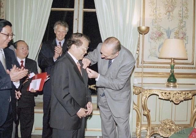 Tổng thống Pháp Jacques Chirac trao tặng Chủ tịch nước Trần Đức Lương huân chương Bắc Đẩu bội tinh hạng nhất (Paris, 28.10.2002)