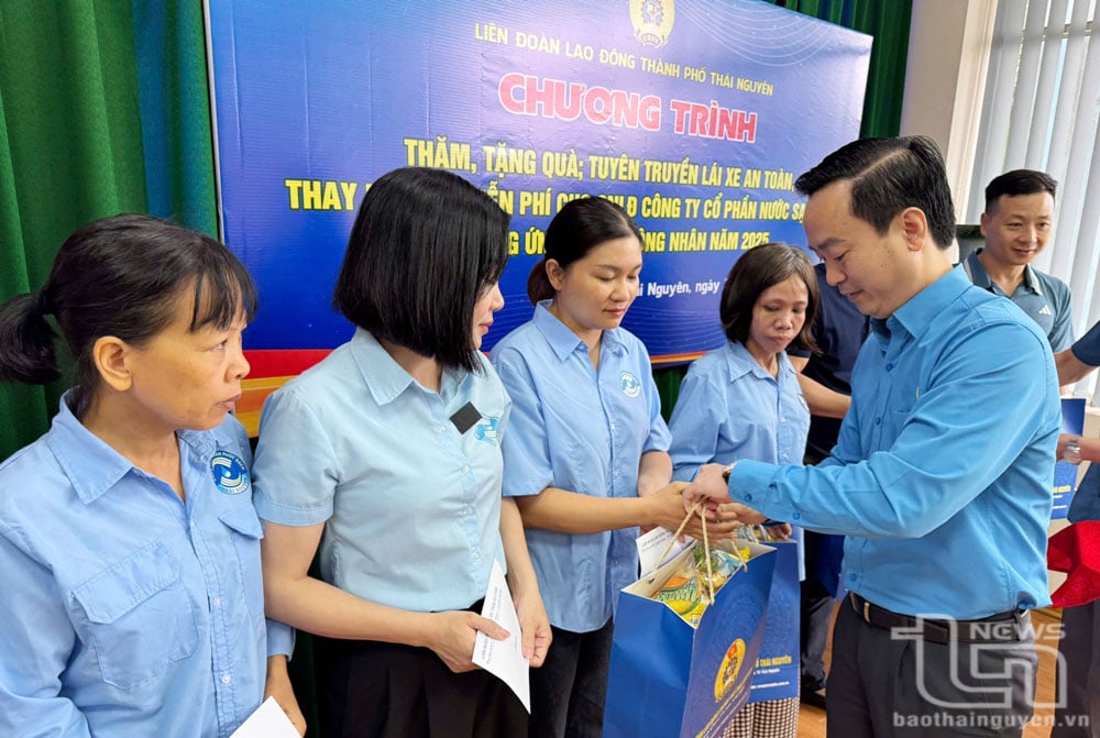 មេដឹកនាំនៃសហព័ន្ធការងារទីក្រុង។ ថៃ ង្វៀន ផ្តល់អំណោយដល់កម្មករជួបការលំបាកនៅក្រុមហ៊ុនភាគហ៊ុនទឹកស្អាតថៃង្វៀន។