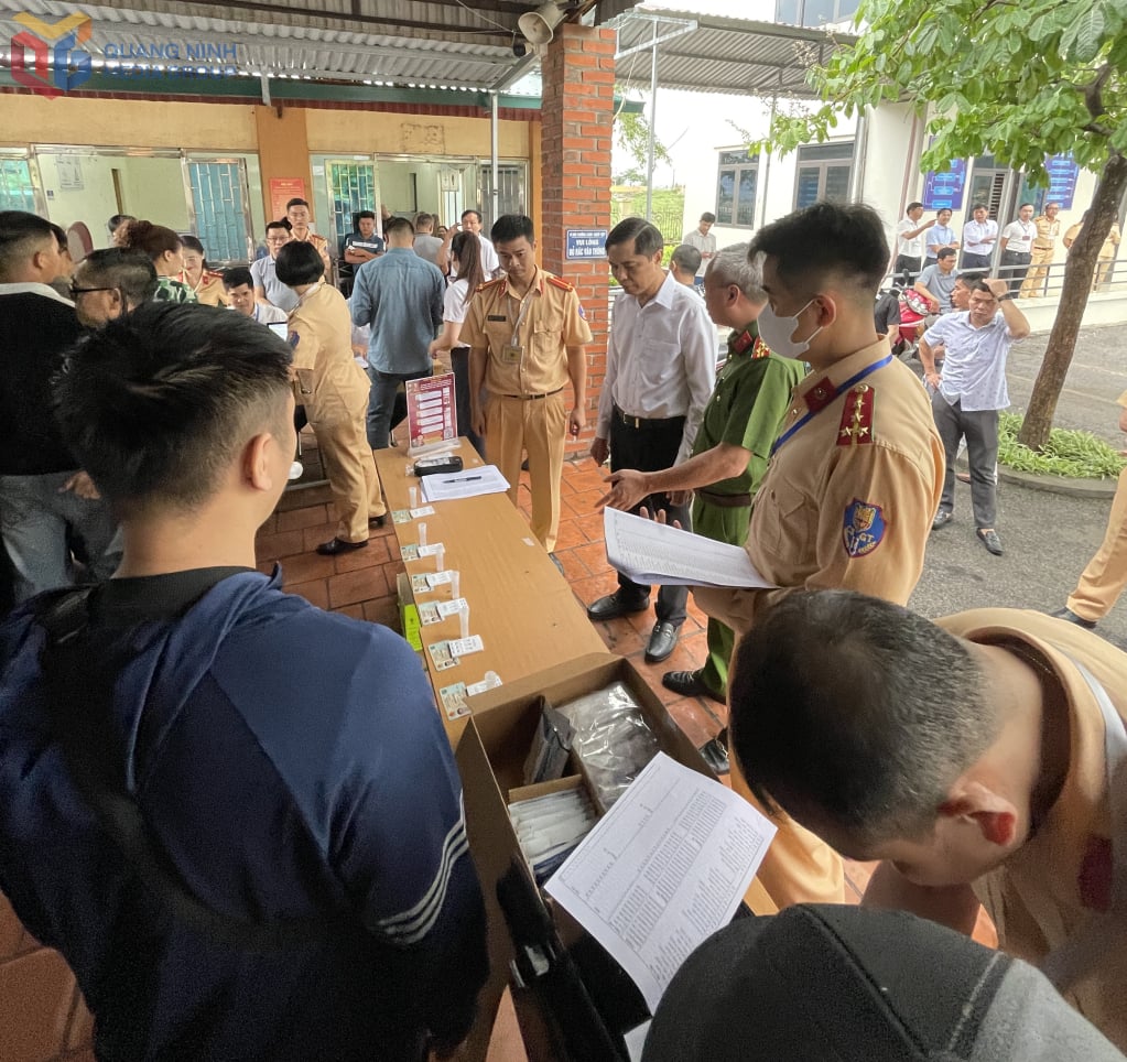 รองประธานคณะกรรมการประชาชนจังหวัดและแกนนำตำรวจภูธรจังหวัดตรวจคัดกรองสารเสพติดและแอลกอฮอล์ของผู้สมัครก่อนเข้าสอบ