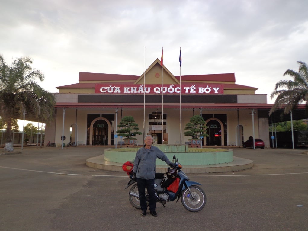 Người đàn ông 60 tuổi xuyên Việt với xe máy cũ và 8 loại thuốc mỗi ngày - 1