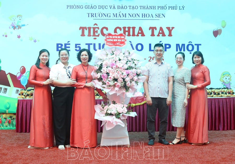 Hoa Sen Kindergarten held a farewell ceremony for 5-year-old students completing the preschool education program.