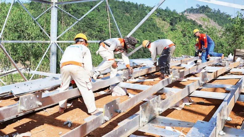 Trên công trường đường dây 500 kV Lào Cai-Vĩnh Yên ảnh 3