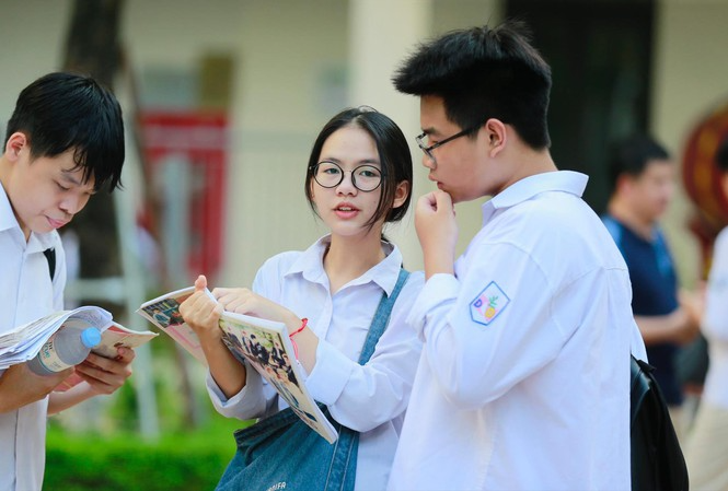 Tỷ lệ cạnh tranh gắt gao để vào lớp 10 công lập ở Hà Nội khiến học sinh và phụ huỵnh đầy lo lắng, áp lực. (Ảnh minh hoạ)