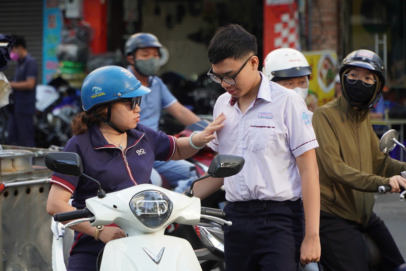 Hàng nghìn học sinh tranh suất vào trường chuyên tốp đầu TPHCM ảnh 8