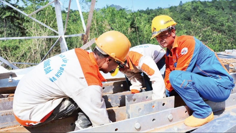 Trên công trường đường dây 500 kV Lào Cai-Vĩnh Yên ảnh 2
