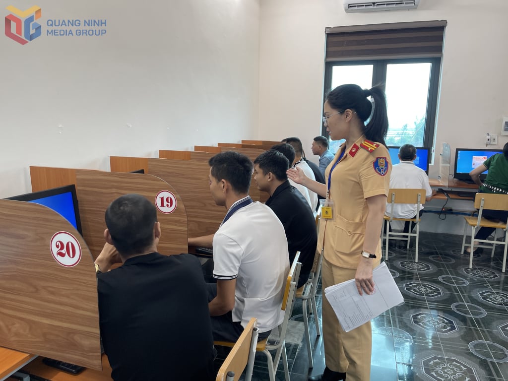 ผู้สมัครเข้าสอบภาคทฤษฎีโดยใช้คอมพิวเตอร์