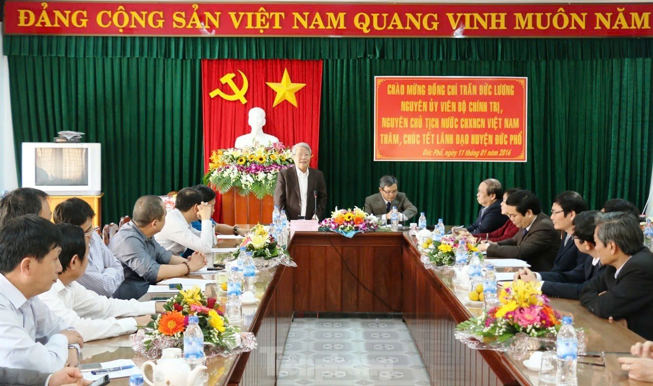 Nguyên Chủ tịch nước Trần Đức Lương thăm, chúc Tết cán bộ và nhân dân huyện Đức Phổ (nay là thị xã Đức Phổ) năm 2016.