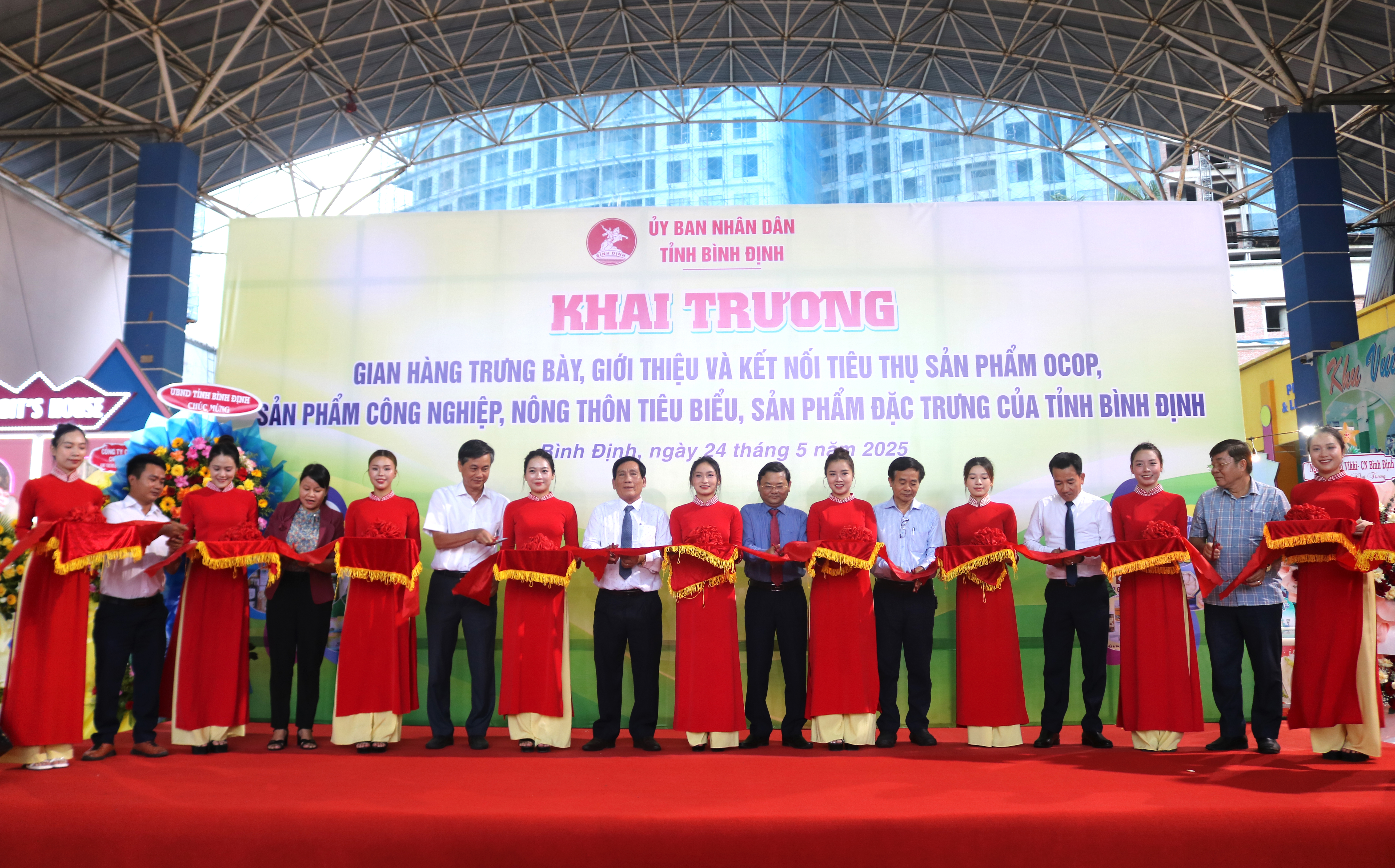 Opening of the Exhibition Area, introducing and connecting the consumption of OCOP products, featured products, typical industrial and agricultural products