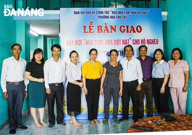 Tại lễ bàn giao xây mới “nhà tạm, nhà dột nát” cho hộ nghèo, Hội Nông dân quận Cẩm Lệ và chính quyền địa phương hỗ trợ tổng cộng 160 triệu đồng giúp bà Trần Thị Xin (thứ 6, bên trái sang) xây mới nhà. Ảnh: NGỌC QUỐC