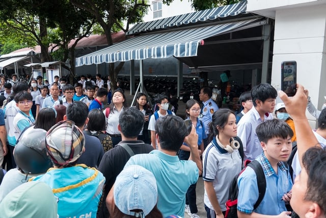 Thi lớp 10 Trường Phổ thông Năng khiếu: Có phần thi khiến nhiều thí sinh gặp khó - Ảnh 3.