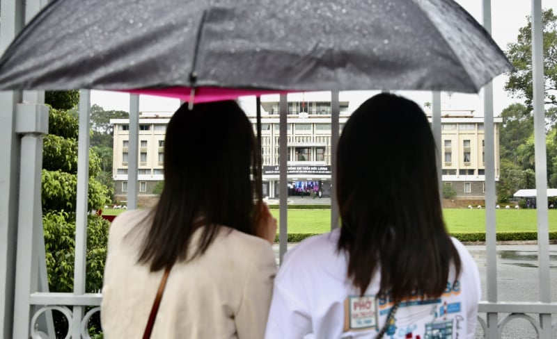 Der Regen konnte den Strom der Menschen nicht stoppen, die kamen, um sich vom ehemaligen Präsidenten Tran Duc Luong zu verabschieden -0