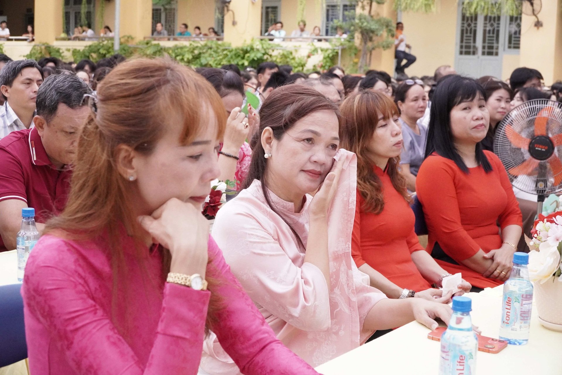 Nữ sinh lớp 12 bật khóc trong lễ tri ân: Em không muốn đơn độc nữa... - 5