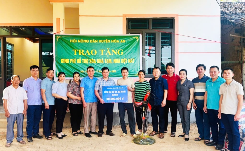  Hội Nông dân huyện Hòa An phối hợp với Ủy ban MTTQ huyện trao kinh phí hỗ trợ xóa nhà tạm, nhà dột nát cho hội viên nông dân Hoàng Văn Nghị, xóm Bản Hóa, xã Dân Chủ.