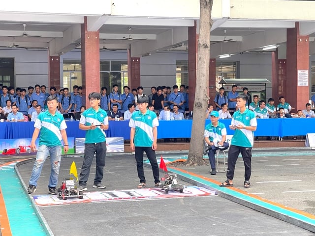 Nghẹt thở với cuộc đua ô tô mô hình, nhiều 