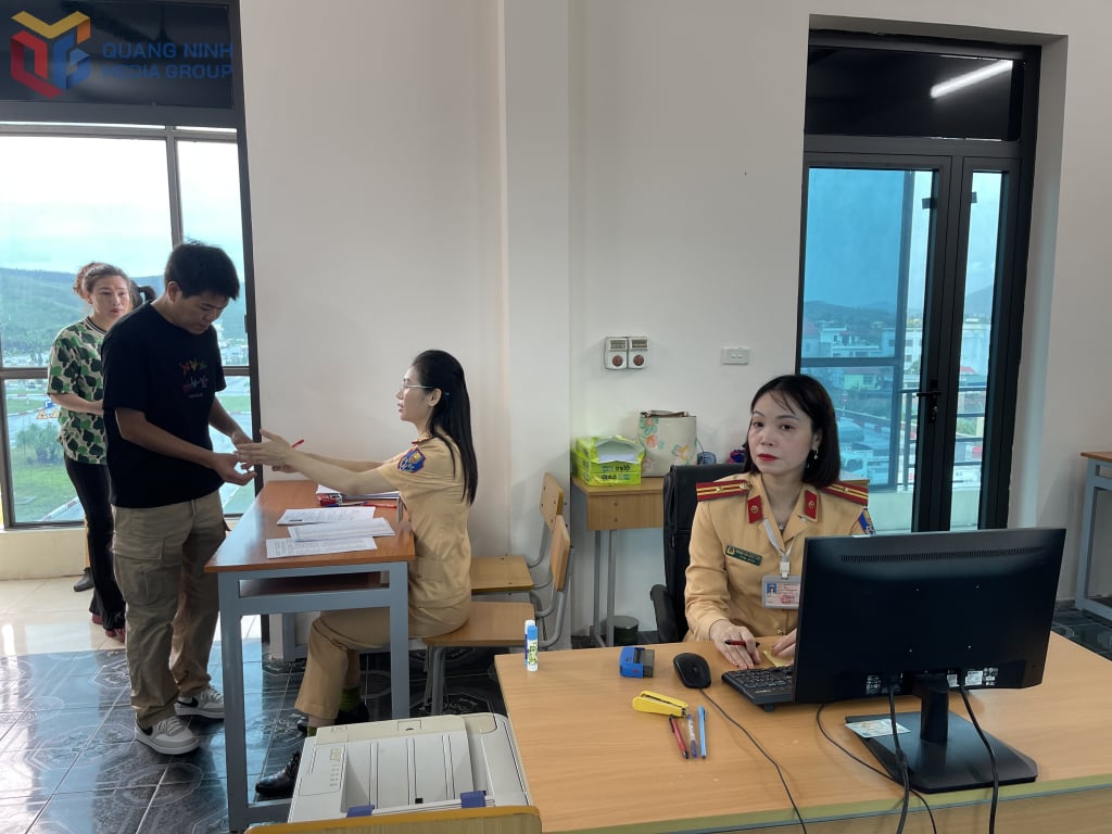 เจ้าหน้าที่ตำรวจจราจร (ตำรวจภูธร) ชี้แจงกฎ กติกา มารยาท ก่อนเข้าห้องสอบทฤษฎี