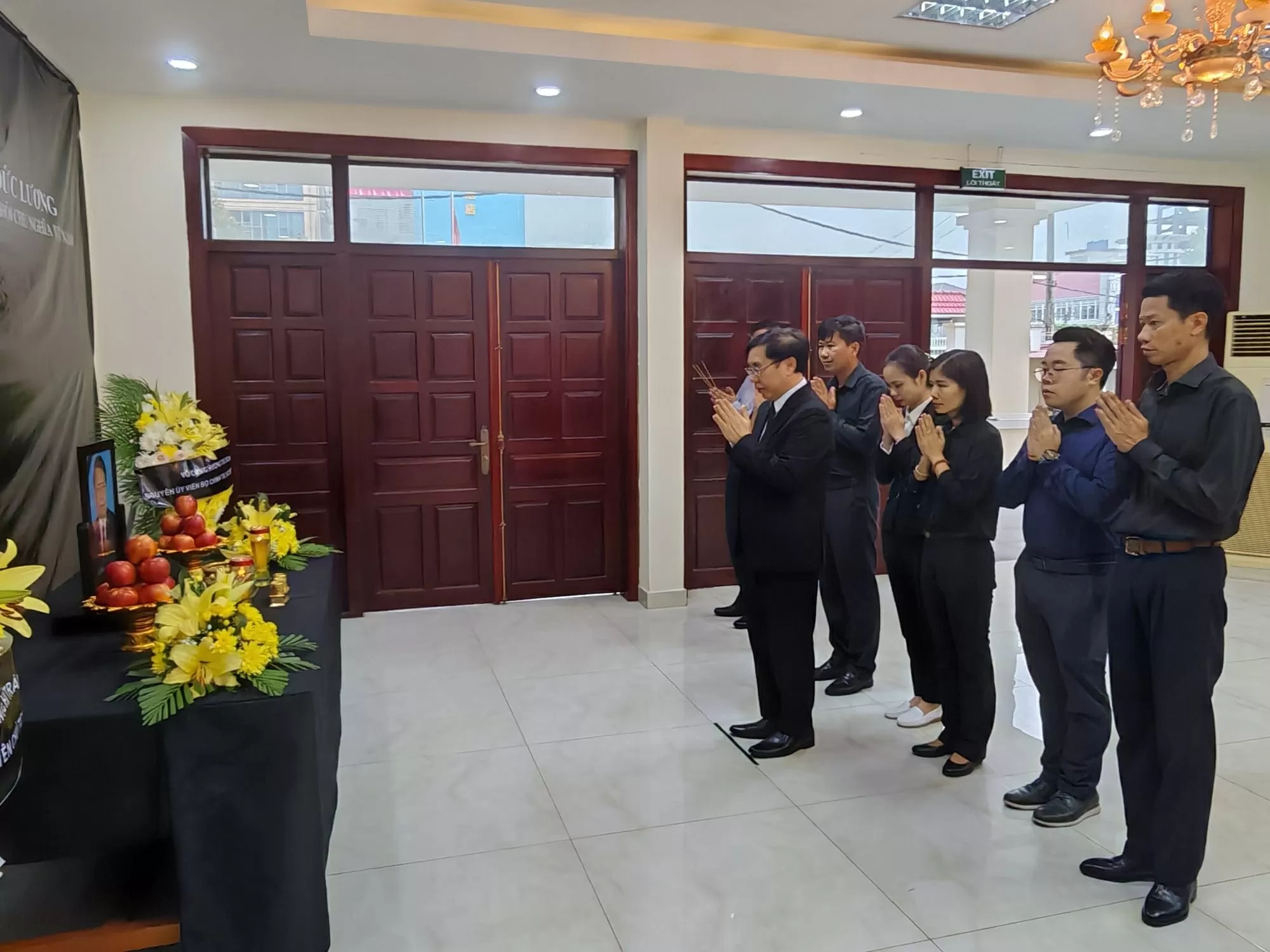 Tổng Lãnh sự quán Việt Nam tại Sihanoukville mở sổ tang viếng nguyên Chủ tịch nước Trần Đức Lương Tổng Lãnh sự quán Việt Nam tại Sihanoukville mở sổ tang viếng nguyên Chủ tịch nước Trần Đức Lương